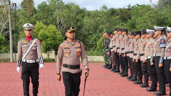 Kapolres Bangka Barat (Babar) AKBP Pradana Aditya Nugraha cek pasukan di Mapolres.