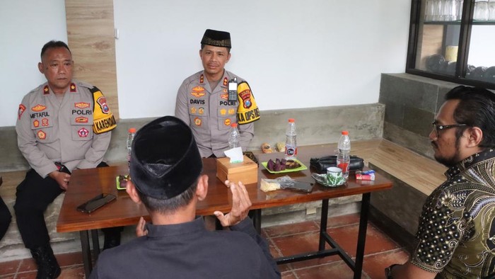 Kapolres Pasuruan Kota AKBP Davis Busin Siswara menggelar pertemuan dengan salah satu ketua perguruan silat untuk silaturahmi dan klarifikasi.