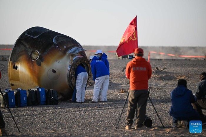 Kapsul kepulangan pesawat ruang angkasa Shenzhou-21, yang membawa astronaut Shenzhou-20 Chen Dong, Chen Zhongrui, dan Wang Jie, mendarat di lokasi pendaratan Dongfeng di China bagian utara, pada 14 November 2025.