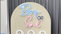 Foto Gender Reveal Kehamilan ke-3 Kartika Putri, Dekorasi Unik Dari Baju Bayi