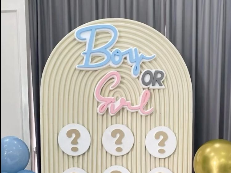 Foto Gender Reveal Kehamilan ke-3 Kartika Putri, Dekorasi Unik Dari Baju Bayi