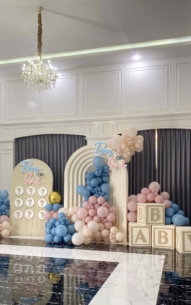 Meski digelar di rumah, dekorasi spesial sudah dipersiapkan untuk acara tersebut. Diddominasi warna coklat, balon-balon berwarna pink dan biru tampak ikut menghiasi. Foto: Instagram/@kartikaputriworld