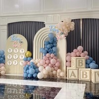 Meski digelar di rumah, dekorasi spesial sudah dipersiapkan untuk acara tersebut. Diddominasi warna coklat, balon-balon berwarna pink dan biru tampak ikut menghiasi. Foto: Instagram/@kartikaputriworld