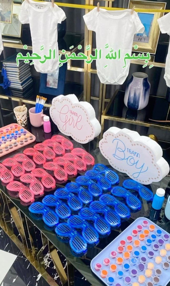 Para tamu yang hadir bisa ikut menebak jenis kelamin calon anak ketiga Kartika dan Habib Usman dengan melukis di baju-baju bayi yang sudah dipersiapkan. Foto: Instagram/@kartikaputriworld