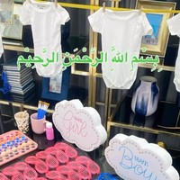 Para tamu yang hadir bisa ikut menebak jenis kelamin calon anak ketiga Kartika dan Habib Usman dengan melukis di baju-baju bayi yang sudah dipersiapkan. Foto: Instagram/@kartikaputriworld