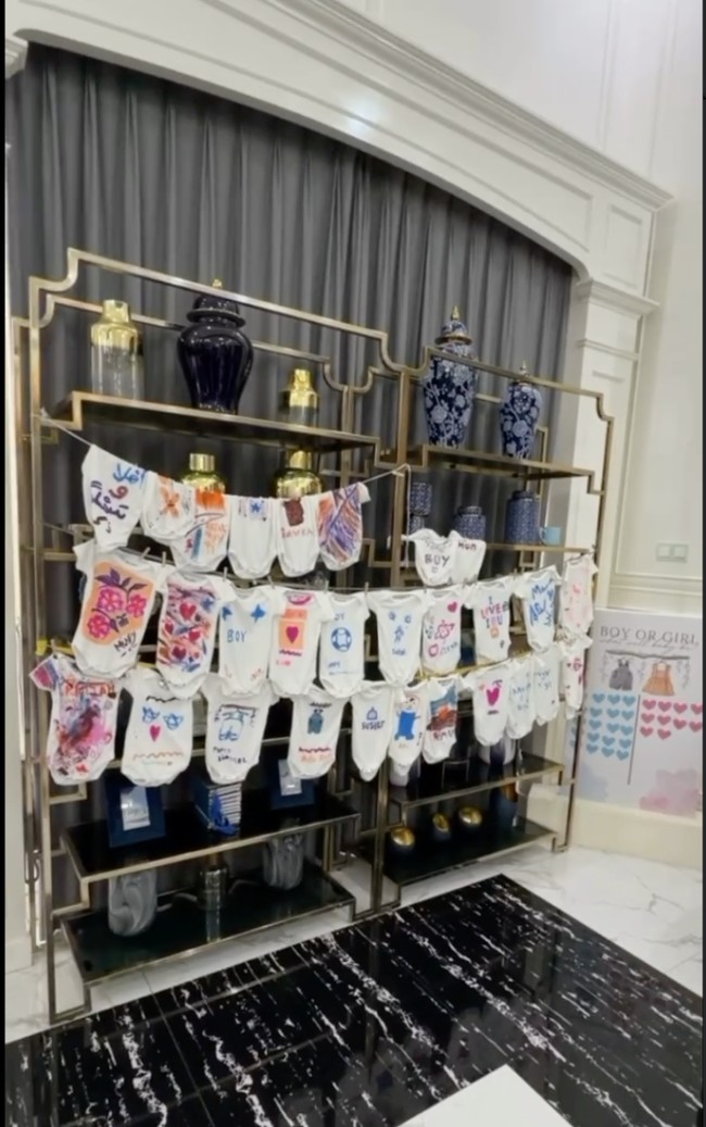 Hasil lukisan-lukisan di baju-baju bayi itu kemudian digantung dan turut menjadi pelengkap dekorasi acara. Foto: Instagram/@kartikaputriworld