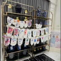 Hasil lukisan-lukisan di baju-baju bayi itu kemudian digantung dan turut menjadi pelengkap dekorasi acara. Foto: Instagram/@kartikaputriworld