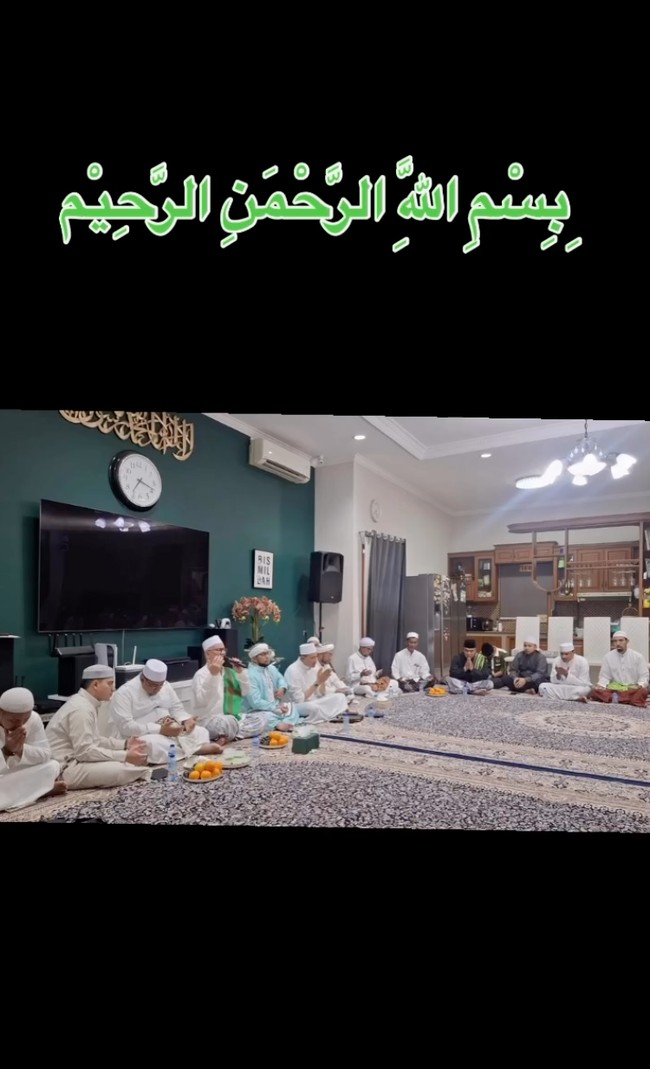 Tak hanya sekedar mengungkap jenis kelamin calon anaknya, doa bersama juga digelar di kediaman Kartika dan Habib. MasyaALLAH tabarALLAH.. ALHAMDULILLAH.. insyaALLAH ,, ALLAH titipkan kami lagi anak Laki Laki yang kelak akan menjadi kebanggaan keluarga kami dunia akhirat… Semoga ALLAH mudahkan langkah kami dalam merawat serta mendidik anak laki laki ini untuk menjadi kebanggaan ALLAH dan RasulNya kelak.. dan Bermanfaat untuk sesama didunia juga akhirat.. Aamiin ya Rabbal alamin, tulis Kartika dalam keterangan unggahannya. Foto: Instagram/@kartikaputriworld