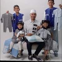 Dari acara tersebut diketahui bahwa calon anak ketiga Kartika berjenis kelamin laki-laki. Unggahannya pun banjir ucapan selamat dari para netizen. Foto: Instagram/@kartikaputriworld