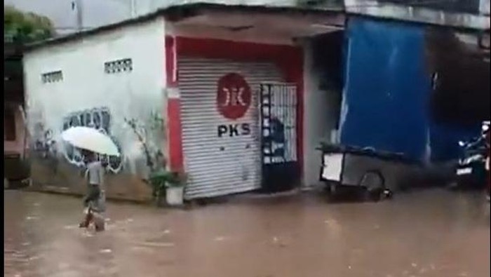 Kawasan Pasar Jagal Kemang Tergenang Banjir 50 Cm, Lalin Dialihkan