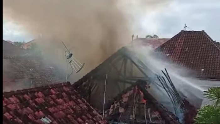 Kebakaran rumah di Puri Agung Klungkung, Selasa (18/11/2025).
