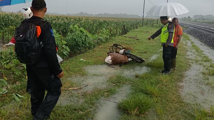 Sepeda angin yang dibawa korban saat tertabrak KA Argo Anjasmoro di Desa Tunggak, Kecamatan Toroh, Kabupaten Grobogan, Senin (17/11/2025) sore.