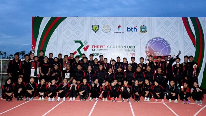 Tim Indonesia foto bersama usai menjuarai Kejuaraan Atletik Asia Tenggara U-18 dan U-20 ke-17 di Deli Serdang