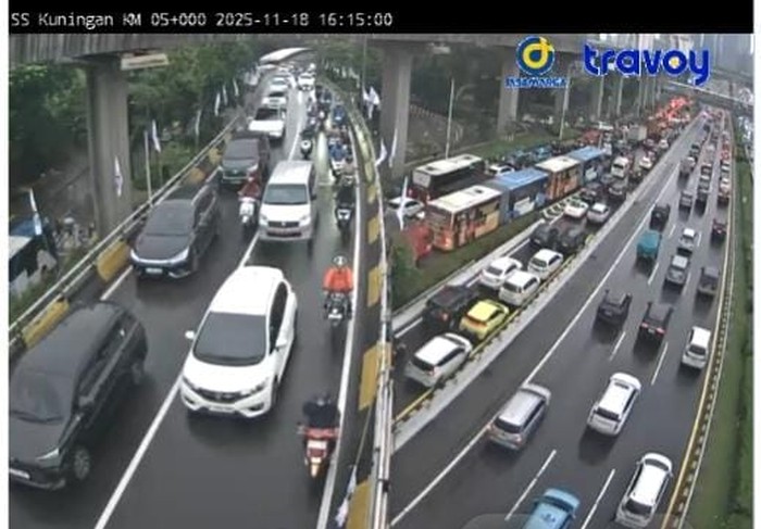 Kemacetan di jalanan Jakarta pada Selasa (18/11/2025) sore-(dok. CCTV Travoy)