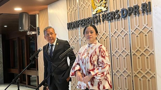 Ketua DPR Puan Maharani dan Wakil Ketua Saan Mustopa usai rapat paripurna DPR RI di kompleks parlemen, Senayan, Jakarta, Selasa (18/11/2025).