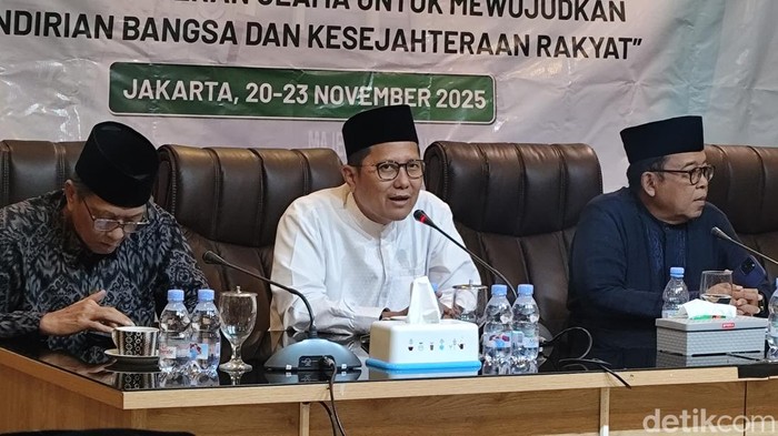 (Dari kiri ke kanan) Wasekjen MUI Bidang Seni Budaya dan Peradaban Islam Buya Pasni Rusli, KH Cholil Nafis Ketua Majelis Ulama Indonesia (MUI) Pusat Bidang Dakwah dan Ukhuwah, Ketua MUI Bidang Infokom KH Masduki Baidlowi, Ketua MUI Bidang Kerukunan Antarumat Beragama Buya Yusnar Yusuf dalam Konferensi Pers Musyawarah Nasional XI MUI 2025 di Gedung MUI, Jakarta Pusat, Selasa (18/11/2025).