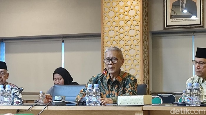 Ketua MUI Bidang Hubungan Luar Negeri Prof Sudarnoto Abdul Hakim (tengah).