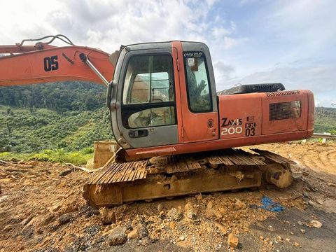 Kondisi Jalan Trans Kaltara yang memprihatinkan setelah longsor 3 bulan lalu. Kondisi Jalan Trans Kaltara yang memprihatinkan setelah longsor 3 bulan lalu.
