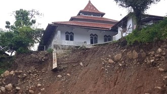 Masjid Bersejarah di Cirebon Terancam Ganasnya Abrasi Sungai