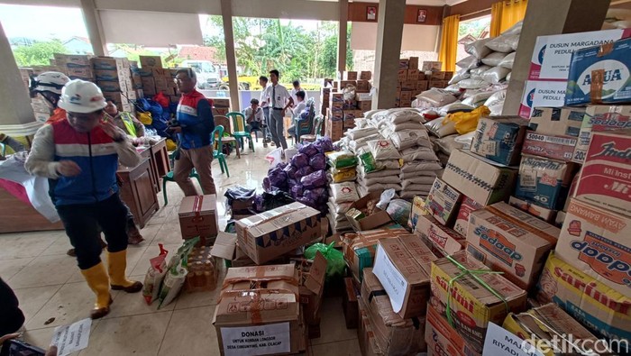 Kondisi posko pengungsian korban longsor di Balai Desa Cibeunying, Cilacap, Selasa (18/11/2025).