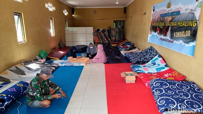 Kondisi posko pengungsian korban longsor di Balai Desa Cibeunying, Kecamatan Majenang, Kabupaten Cilacap, Selasa (18/11/2025).