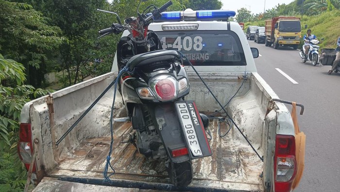 Kondisi sepeda motor usai mengalami kecelakaan di Jombang