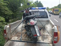 Sekeluarga Adu Banteng dengan Truk di Jombang, Suami Tewas-Istri & Anak Luka
