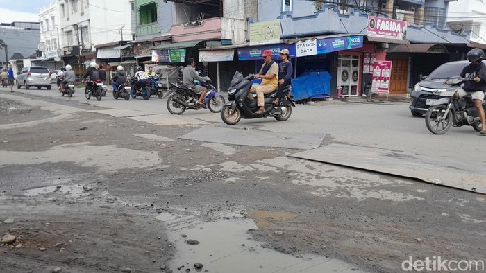 Kondisi simpang empat yang mempertemukan Jalan Tempuling dan Tuasan, Kecamatan Medan Tembung, Kota Medan, rusak akibat pemasangan pipa bawah tanah. (Rechtin Hani Ritonga/detikSumut)