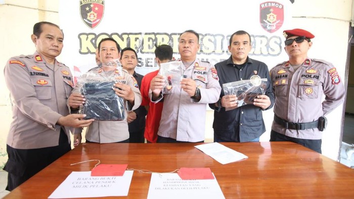 Konferensi pers cucu curi uang dan emas milik neneknya