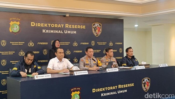 Konferensi pers Polda Metro Jaya terkait kasus pria di Depok aniaya pacar.