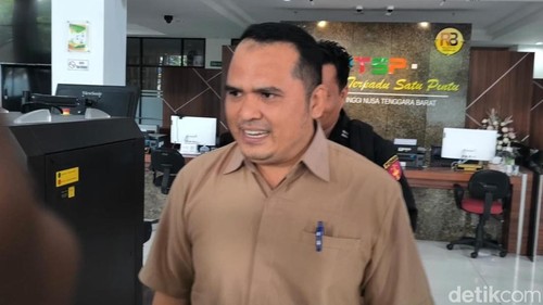 Lalu Azril seusai menjalani pemeriksaan di Kejati NTB, Selasa (18/11/2025). (Foto : Abdurrasyid Efendi/detikBali)