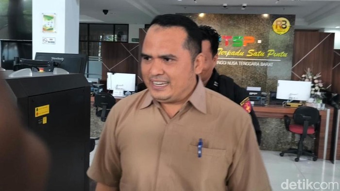 Lalu Azril seusai menjalani pemeriksaan di Kejati NTB, Selasa (18/11/2025). (Foto : Abdurrasyid Efendi/detikBali)