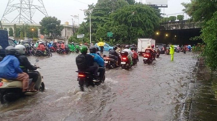 Lalu lintas di terowongan arah UKI Cawang