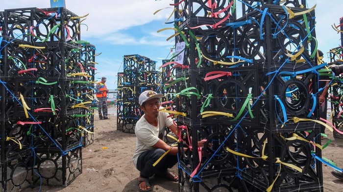 Nelayan menyiapkan apartemen ikan yang akan ditenggelamkan di laut Pantai Bimorejo, Bajulmati, Banyuwangi, Jawa Timur, Selasa (18/11/2025). Pemerintah daerah Banyuwangi berkolaborasi dengan TNI AL menenggelamkan 35 apartemen ikan sebagai media tumbuh terumbu karang buatan guna meningkatkan habitat biota laut sekaligus mengembangkan spot mancing baru. ANTARA FOTO/Budi Candra Setya