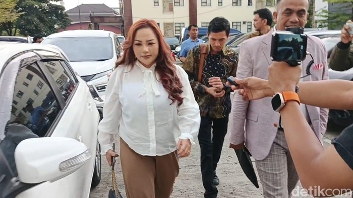 Lisa Mariana kembali kunjungi Mapolda Jabar.