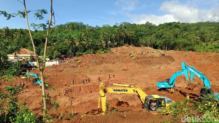 Tim SAR gabungan melanjutkan pencarian korban longsor Desa Cibeunying, Kecamatan Majenang, Kabupaten Cilacap, Selasa (18/11/2025).