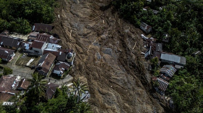 Foto udara tanah longsor yang menimbun rumah warga di Dusun Situkung, Desa Pandanarum, Kecamatan Pandanarum, Kabupaten Banjarnegara, Jawa Tengah, Selasa (18/11/2025). Badan SAR Nasional (Basarnas) melaporkan bahwa bencana tanah longsor yang terjadi pada Minggu (16/11) itu menyebabkan 35 rumah tertimbun longsor, dua warga meninggal dunia, 27 orang masih dalam pencarian. ANTARA FOTO/Aprillio Akbar