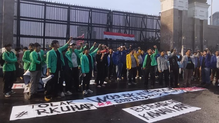 Mahasiswa demonstrasi di depan DPR (Taufiq/detikcom)