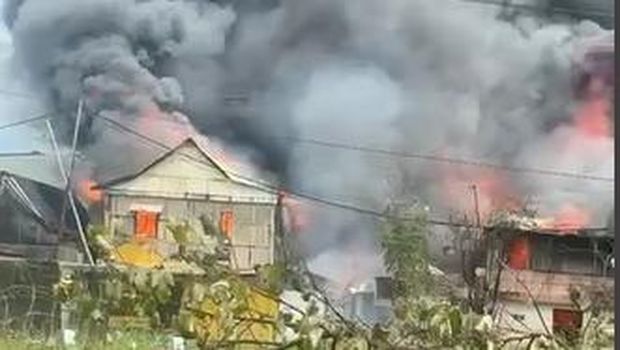 Tawuran antara dua kelompok warga kembali pecah di Pekuburan Beroanging, Makassar, Sulawesi Selatan (Sulsel) siang ini. Sejumlah rumah dilaporkan terbakar akibat insiden ini.