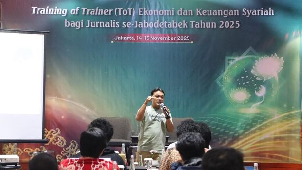 Managing Editor detikcom, Erwin Dariyanto saat menjadi pemateri ToT literasi ekonomi syariah yang diselenggarakan BI dan Forjukafi