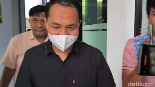 Mantan Direktur PT GNE, Samsul Hadi usai diperiksa diperiksa di Kejati NTB, Selasa (18/11/2025). (Foto : Abdurrasyid Efendi/detikBali).