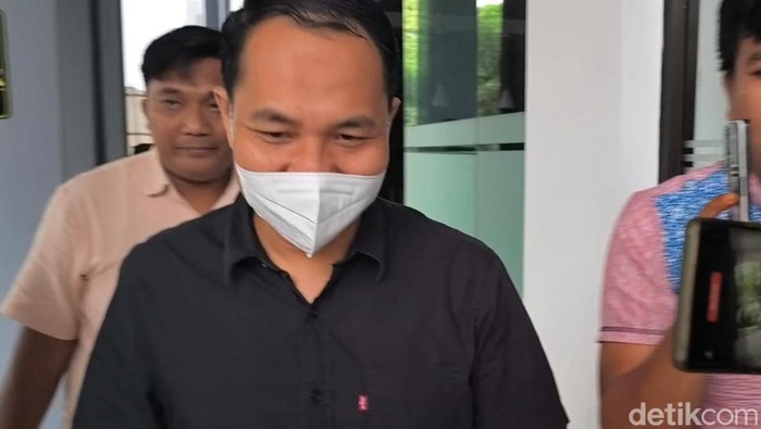 Mantan Direktur PT GNE, Samsul Hadi usai diperiksa diperiksa di Kejati NTB, Selasa (18/11/2025). (Foto : Abdurrasyid Efendi/detikBali).