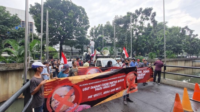Massa demo di gedung MK tuntut Arsul Sani dipecat (Taufiq/detikcom)