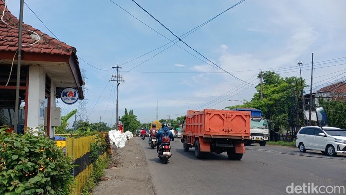 Material perbaikan pelintasan KA di Desa Latek, Pasuruan akan dimulai Selasa malam hingga 4 hari ke depan.