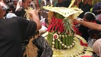 Prosesi berlanjut dengan pembacaan doa dan seremonial adat sebelum tumpeng agung dikeluarkan dan diperebutkan warga.
