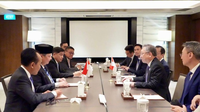 Menteri Koordinator Pereknomian Airlangga Hartarto bertemu Menteri Perdagangan dan Industri Singapura Gan Kim Yong