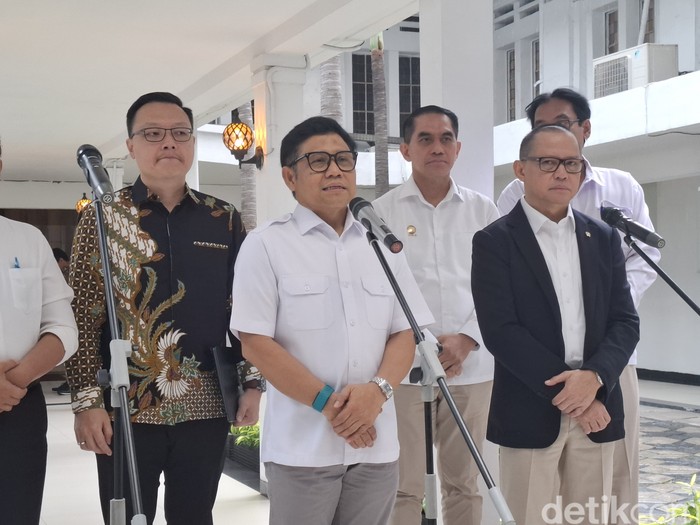 Menko PM Cak Imin dan Menteri P2MI jelaskan program SMK Go Global di Jakarta, Selasa (18/11/2025).