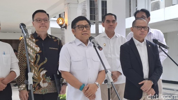 Menko PM Cak Imin dan Menteri P2MI jelaskan program SMK Go Global di Jakarta, Selasa (18/11/2025).