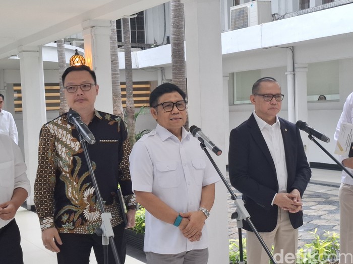 Menko PM Cak Imin dan Menteri P2MI jelaskan program SMK Go Global di Jakarta, Selasa (18/11/2025).