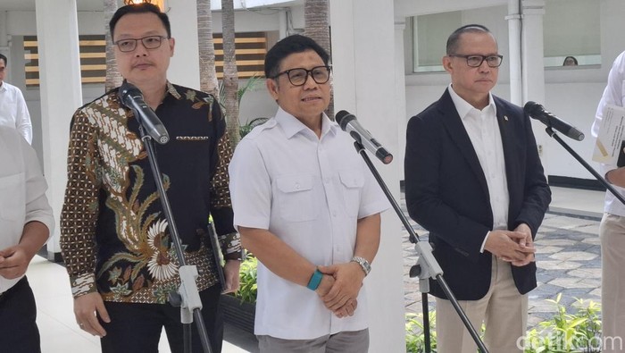 Menko PM Cak Imin dan Menteri P2MI jelaskan program SMK Go Global di Jakarta, Selasa (18/11/2025).